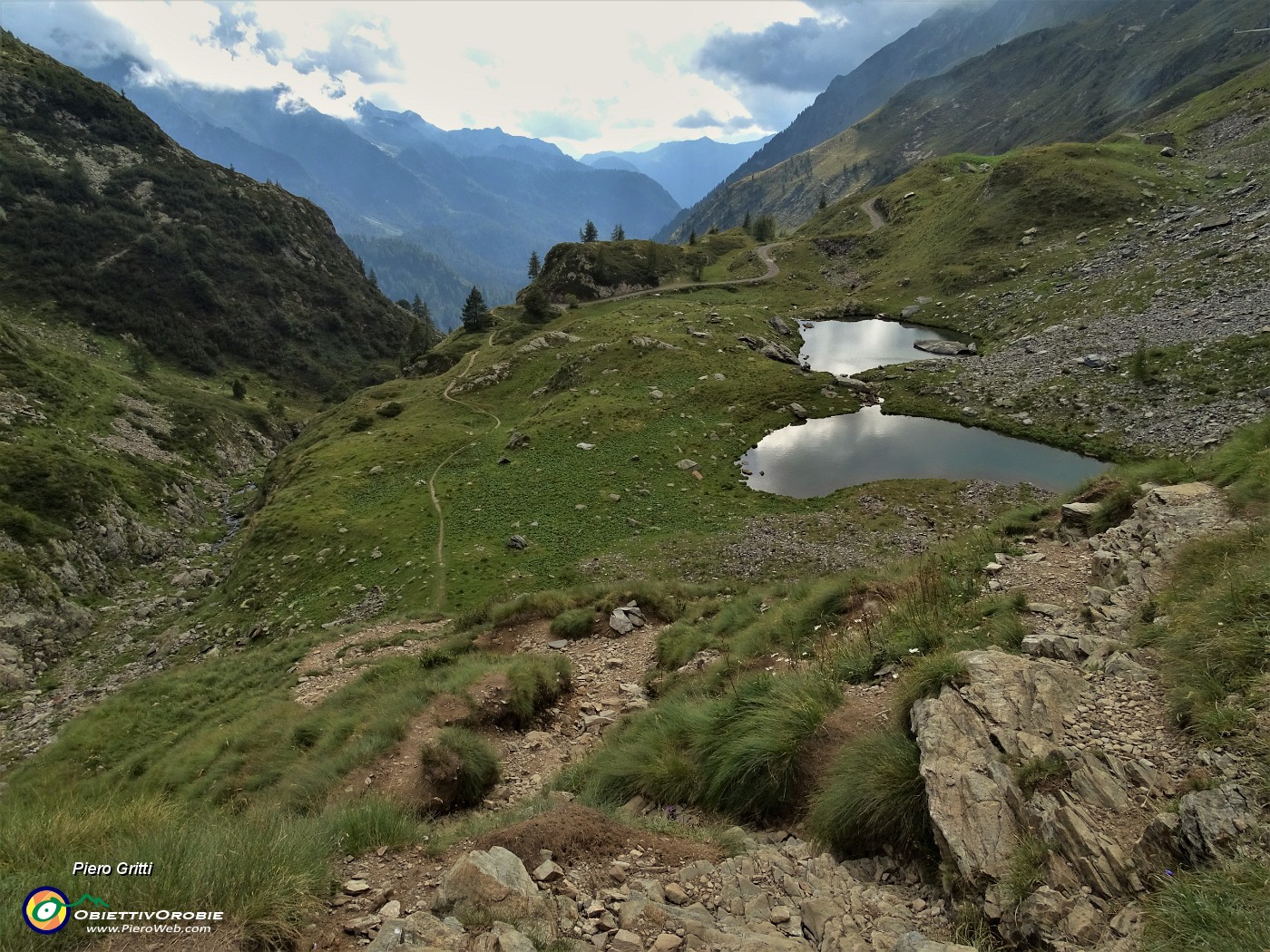 86 In discesa dalla diga del Lago del Diavolo verso il Rif. Longo.JPG